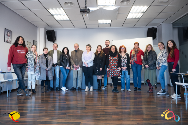 Foto de grupo de los 15 asistentes a la primera reunión del Grupo Motor para el proyecto Mueve Comarca Oriental.